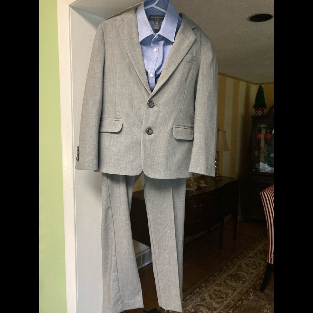 Boys Gray Van-Heusen Suit Size 7 w/ Long Sleeved Shirt Size Sm (8)